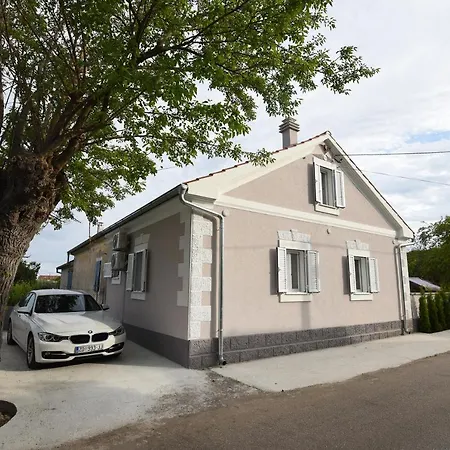 House In A Quiet Area 度假居